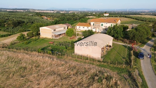 Foto Casale a Canino di 450 m² con 8 locali in vendita