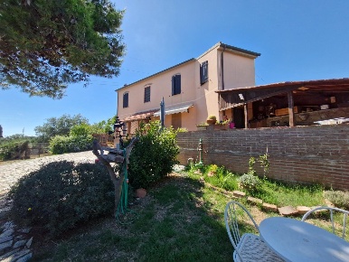 Foto Casale a Piombino Centro di 153 m² con 6 locali in vendita