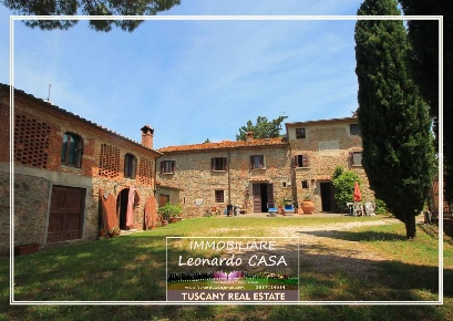 Foto Casale a Larciano di 650 m² con 20 locali in vendita