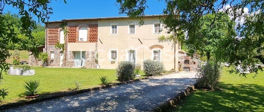 Foto Casale a Lucca Maggiano - San Macario di 260 m² con 10 locali