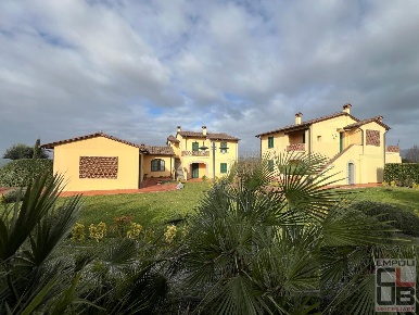 Foto Casale a Cerreto Guidi di 410 m² con 12 locali in vendita