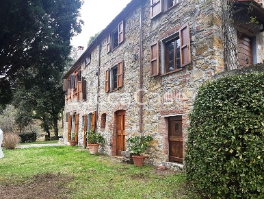 Foto Casale a Lucca Mutigliano - Torre di 280 m² con 7 locali in vendita