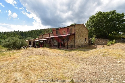 Foto Casale a Pomarance di 470 m² con 9 locali in vendita