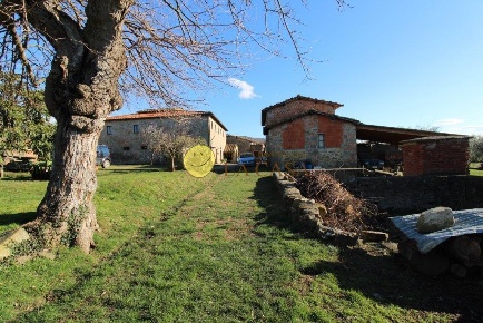 Foto Casale a Reggello di 680 m² con 18 locali in vendita