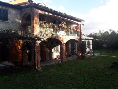 Foto Casale a Pietrasanta di 250 m² con 9 locali in vendita