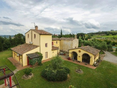 Foto Casale a Capannoli Centro di 350 m² con 7 locali in vendita
