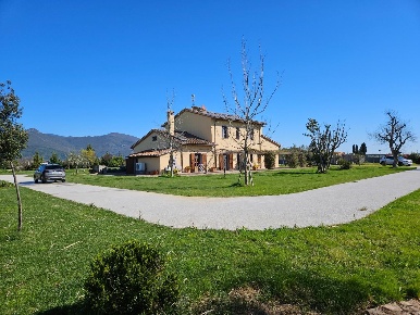 Foto Casale a Cascina Navacchio Nord - Zambra di 400 m² con 9 locali
