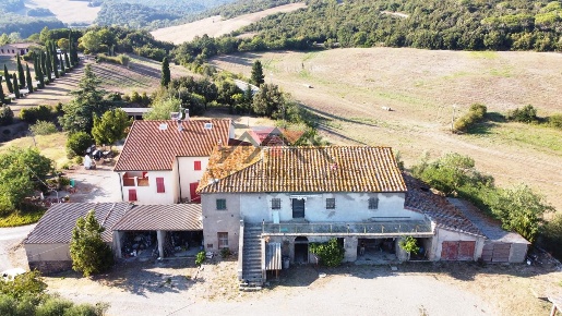Foto Casale a Montecatini Val di Cecina di 435 m² con 7 locali in vendita