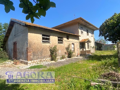 Foto Casale a Latina Bainsizza di 165 m² con 6 locali in vendita
