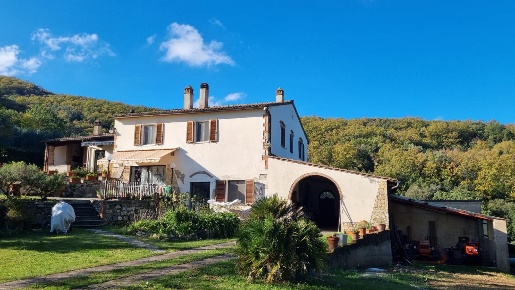 Foto Casale a Collesalvetti di 380 m² con 17 locali in vendita