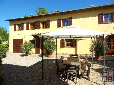 Foto Casale a Castelfiorentino di 250 m² con 11 locali in vendita