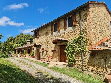 Foto Casale a San Gimignano di 200 m² con 10 locali in vendita