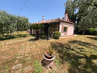 Foto Casale a Castagneto Carducci di 160 m² con 6 locali in vendita