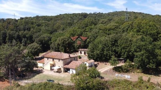 Foto Casale a Pomarance di 355 m² con 9 locali in vendita