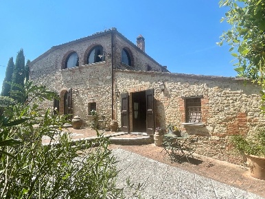 Foto Casale a Asciano Centro di 370 m² con 10 locali in vendita