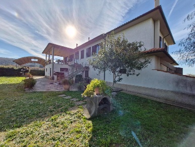 Foto Casale a Campiglia Marittima di 208 m² con 10 locali in vendita