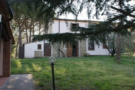 Foto Casale a Montescudaio di 320 m² con 7 locali in vendita