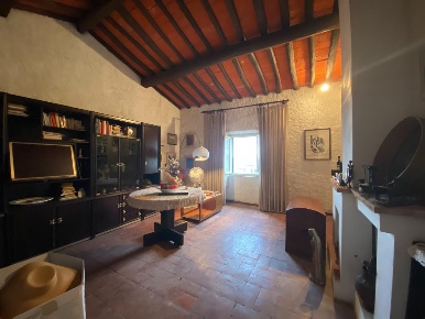 Foto Casale a Carmignano Centro di 250 m² con 9 locali in vendita