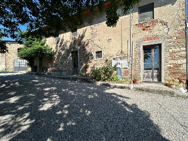 Foto Casale a Carmignano Centro di 450 m² con 15 locali in vendita