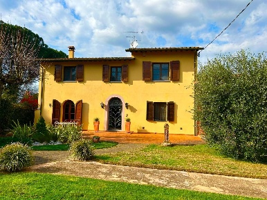 Foto Casale a Santa Croce sull'Arno di 310 m² con 10 locali in vendita