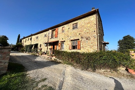 Foto Casale a Gambassi Terme di 580 m² con 10 locali in vendita
