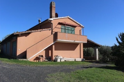 Foto Casale a Guardistallo di 210 m² con 6 locali in vendita