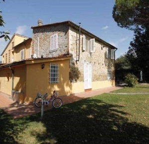 Foto Casale a Vinci Centro di 322 m² con 14 locali in vendita