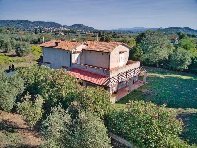 Foto Casale a Suvereto di 206 m² con 8 locali in vendita