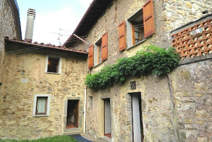 Foto Casale a Tresana Careggia di 200 m² con 9 locali in vendita