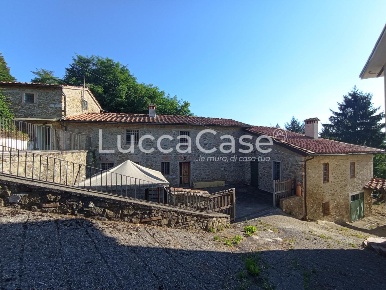 Foto Casale a Camaiore Camaiore Paese di 1304 m² con 10 locali in vendita