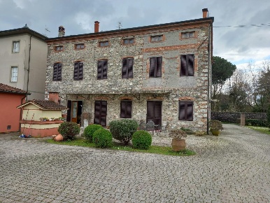 Foto Casale a Capannori Centro di 600 m² con 16 locali in vendita