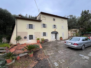 Foto Casale a Calci Centro di 400 m² con 12 locali in vendita