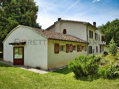 Foto Casale a Massa Marittima di 533 m² con 17 locali in vendita