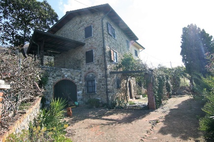 Foto Casale a Carrara Fontia, Fossola, Fossone di 200 m² con 9 locali