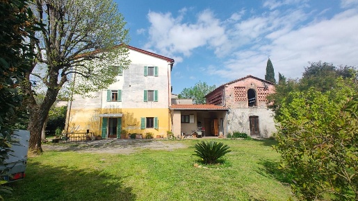 Foto Casale a Capannori Colle di Compito - Castelvecchio di 180 m²
