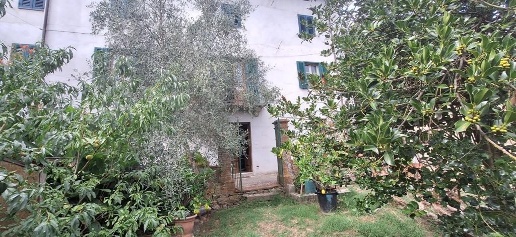 Foto Casale a Borgo a Mozzano Partigliano di 200 m² con 6 locali in vendita