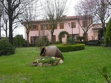 Foto Casale a Cascina Latignano di 400 m² con 12 locali in vendita
