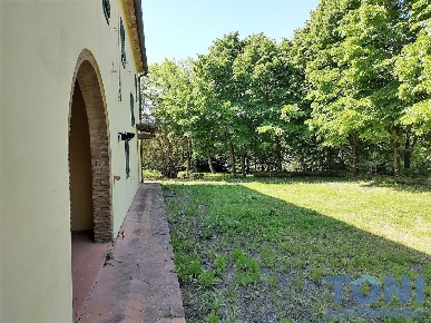 Foto Casale a Vinci di 450 m² con 15 locali in vendita