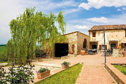 Foto Casale a Monteriggioni di 1600 m² con 12 locali in vendita