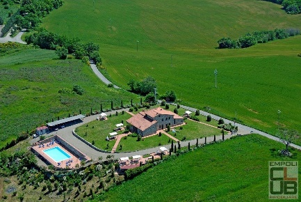 Foto Casale a Volterra Centro di 480 m² con 16 locali in vendita