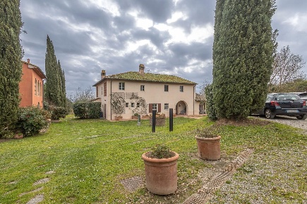 Foto Casale a Cerreto Guidi di 540 m² con 15 locali in vendita