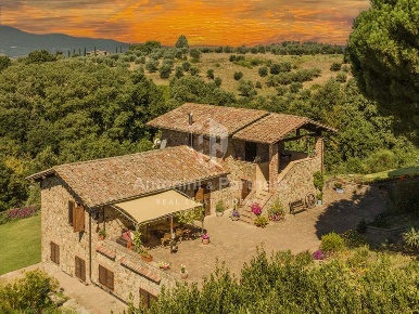 Foto Casale a Città della Pieve Centro di 890 m² con 30 locali in vendita