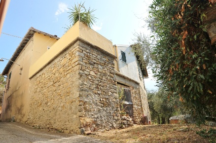 Foto Casale in Via Ughi 12, Diano San Pietro Centro di 150 m² con 8 locali