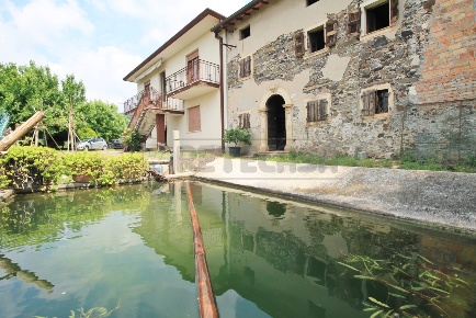 Foto Casale a Montecchia di Crosara di 429 m² con 7 locali in vendita