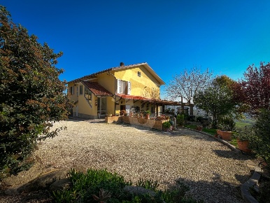 Foto Casale a Rosora di 434 m² con 5 locali in vendita