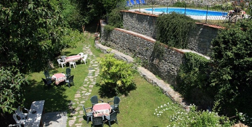 Foto Casale a Fosdinovo di 650 m² con 20 locali in vendita