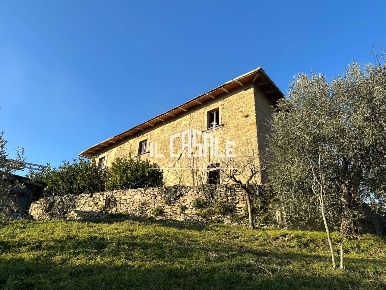 Foto Casale a Vicchio di 500 m² con 8 locali in vendita