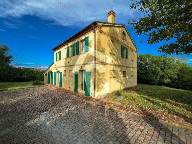 Foto Casale a San Marcello di 293 m² con 9 locali in vendita