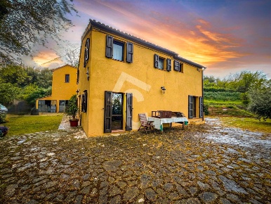 Foto Casale a Rosora Centro di 305 m² con 5 locali in vendita