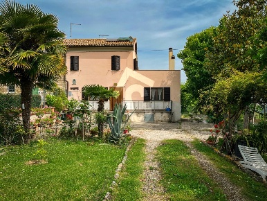 Foto Casale a Cupramontana di 215 m² con 5 locali in vendita